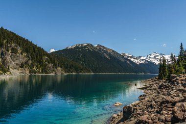 Bluew gökyüzünde bulutlar ile Garibaldi göl güzel güneşli sabah görünümü.