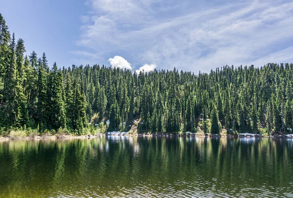 Hermoso lago Barrera en las montañas Garibaldi parque provincial británico columbia canada . — Foto de Stock
