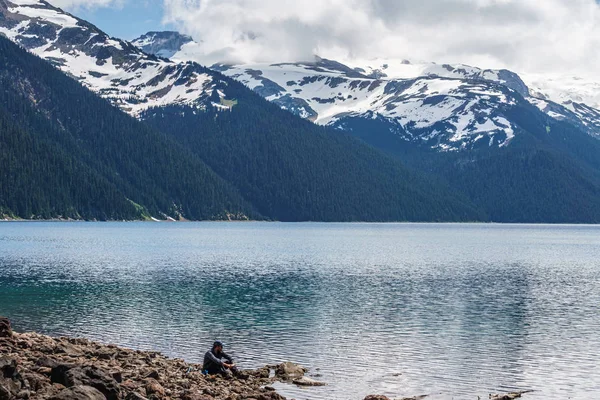 Garibaldi Provincial Park, Kanada - 16 Haziran 2019: bluew gökyüzünde bulutlar ile göl güzel güneşli sabah görünümü. — Stok fotoğraf