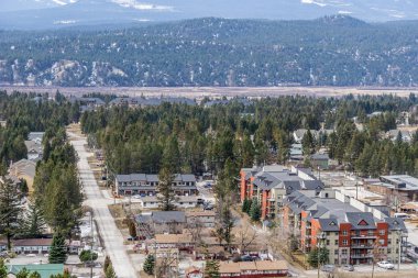 Radium Hot Springs, Kanada - 23 Mart 2019: Dağın tepesinden kasabaya bakan