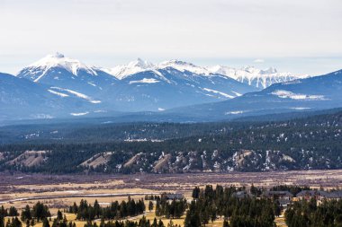 Radium Hot Springs, Kanada - 23 Mart 2019: Dağın tepesinden kasabaya bakan