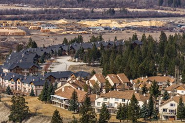 Radium Hot Springs, Kanada - 23 Mart 2019: Dağın tepesinden kasabaya bakan