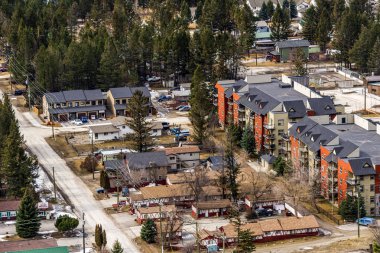 Radium Hot Springs, Kanada - 23 Mart 2019: Dağın tepesinden kasabaya bakan