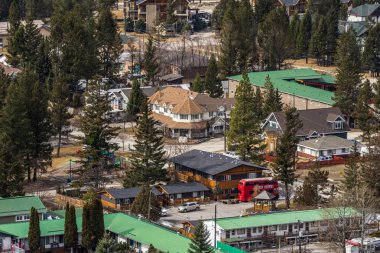 Radium Hot Springs, Kanada - 23 Mart 2019: Dağın tepesinden kasabaya bakan