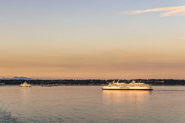 DELTA, CANADA - 12 LUGLIO 2019: traghetto in mare aperto vicino a Tsawwassen Ferry Terminal corsa al tramonto . — Foto Stock