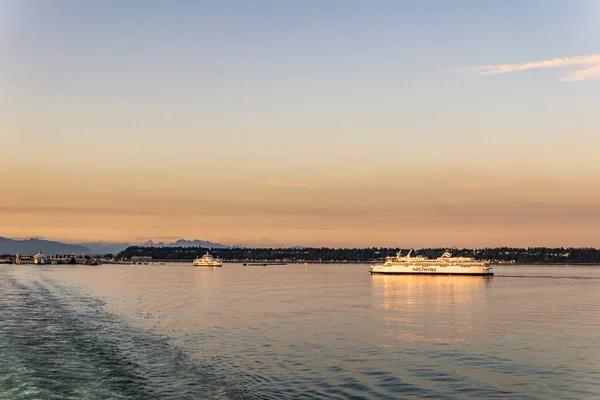 DELTA, CANADA - 12 LUGLIO 2019: traghetto in mare aperto vicino a Tsawwassen Ferry Terminal corsa al tramonto . — Foto Stock