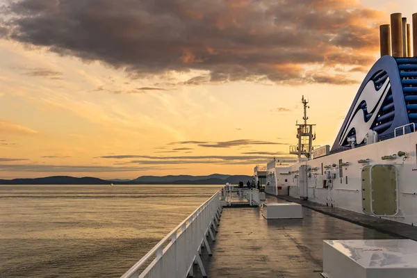 DELTA, CANADA - JULY 12, 2019: Bcfergerbåt på åpent vann nær Tsawwassen Fergeterminal sunset ride . – stockfoto