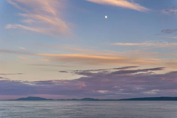 Zachmurzony zachód słońca i Księżyc w cieśnie Gruzji między Vancouver i Victoria. — Zdjęcie stockowe