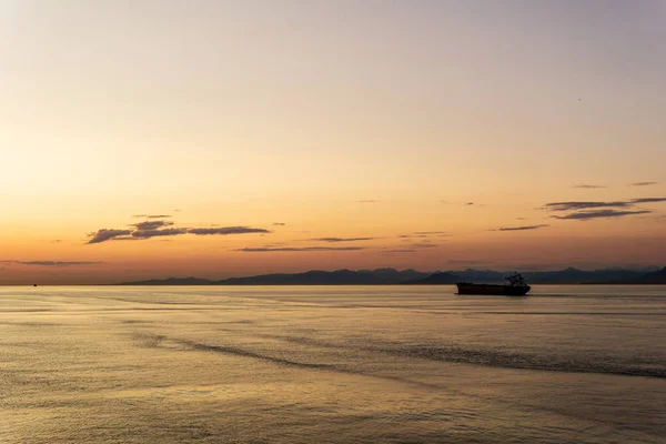 Delta, Kanada-12 lipca 2019: statek towarowy w pochmurny zachód słońca w cieśnie Gruzji. — Zdjęcie stockowe