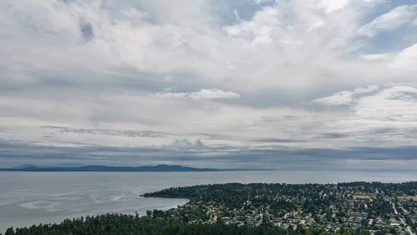 Vista panorámica aérea de la ciudad de Victoria desde el parque Monte Douglas con una hermosa escena del Océano Pacífico . — Foto de Stock