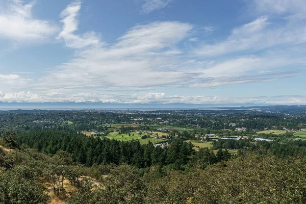 Vista panorâmica aérea da cidade de Victoria do parque Mount Douglas com uma bela cena do Oceano Pacífico . — Fotografia de Stock