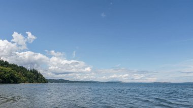 Bulutlu siluet Vancouver adası Kanada ile pasifik kıyısıpanoramik görünümü.
