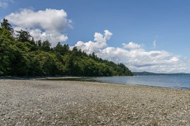 Bulutlu siluet Vancouver adası Kanada ile pasifik kıyısıpanoramik görünümü.