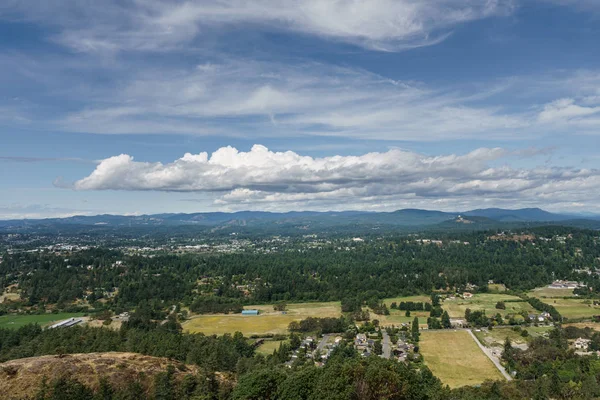 Luchtfoto panoramisch uitzicht op de stad van Victoria van Mount Douglas Park met een prachtige hemel. — Stockfoto