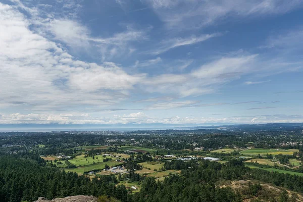 Luchtfoto panoramisch uitzicht op de stad van Victoria van Mount Douglas Park met een prachtige Stille Oceaan scène. — Stockfoto