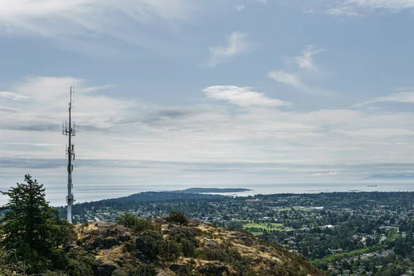 Torres de telecomunicaciones en la cima de la montaña en el parque del monte Douglas Victoria British Columbia . — Foto de Stock