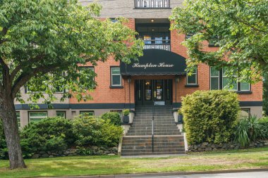 Victoria, Kanada - 13 Temmuz 2019: Cook sokak yaz saatinden hampton house tarihi bina görünümü.