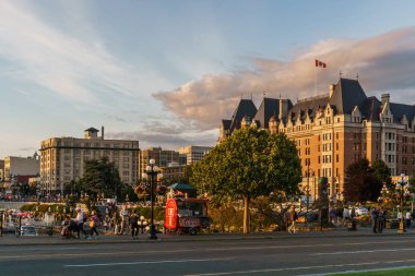 Victoria, Kanada - 13 Temmuz 2019: Victoria'nın tarihi ve seyahat merkezinin sokak manzarası.