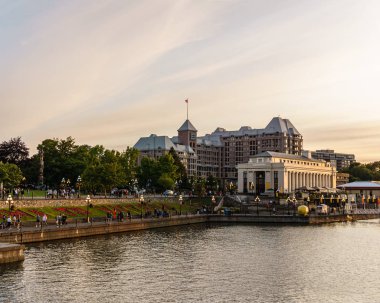 Victoria, Kanada - 13 Temmuz 2019: Victoria'nın tarihi ve seyahat merkezinin sokak manzarası.