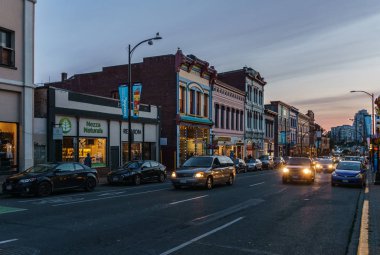 Victoria, Kanada - 13 Temmuz 2019: Victoria'nın tarihi ve seyahat merkezinin sokak manzarası.