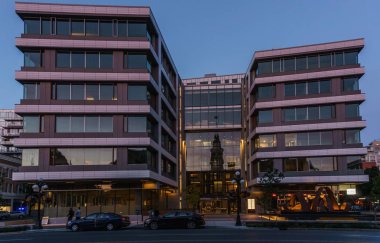 Victoria, Kanada - 13 Temmuz 2019: Victoria'nın tarihi ve seyahat merkezinin sokak manzarası.