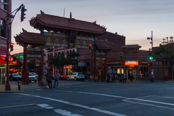 VICTORIA, CANADÁ - 13 DE JULIO DE 2019: vista a la calle en el centro histórico de Victoria y destino turístico . — Foto de Stock