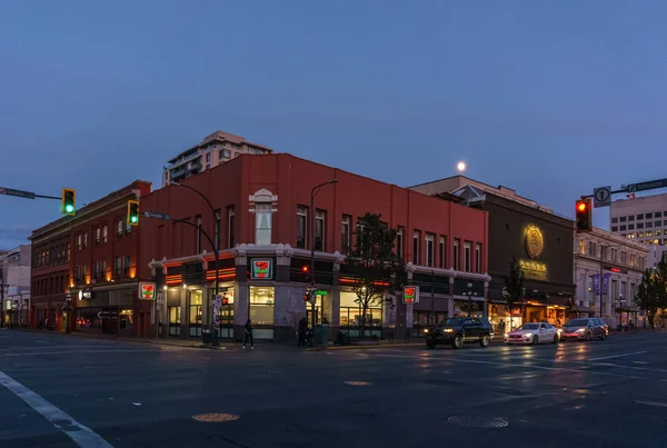 VICTORIA, CANADA - JULHO 13, 2019: vista de rua no centro da cidade de Victoria destino histórico e de viagem . — Fotografia de Stock