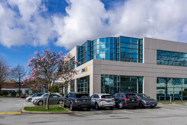 RICHMOND, CANADÁ - 26 DE MARZO DE 2019: moderno edificio de negocios con oficinas de estacionamiento y coches . — Foto de Stock