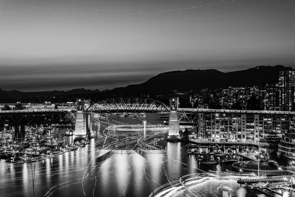 Vancouver, Kanada-augusztus 3, 2019: híres Burrard utcai híd éjjel. — Stock Fotó