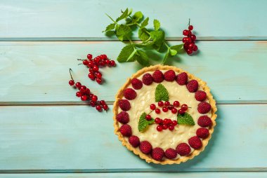 ahşap arka planda yaz tatlısı olarak taze çilek ile frenk üzümü pasta.