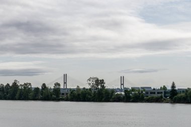 Richmond, Kanada - 2 Ağustos 2019: Fraserwood Park'tan Fraser nehrinin panoramik manzarası diğer tarafta ki binalarla.
