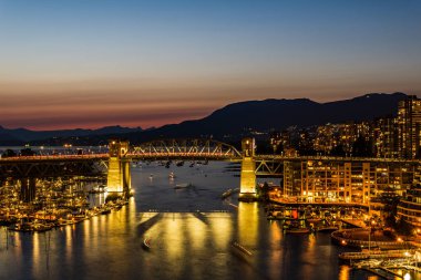 Vancouver, Kanada - 3 Ağustos 2019: gece ünlü Burrard sokak köprüsü.