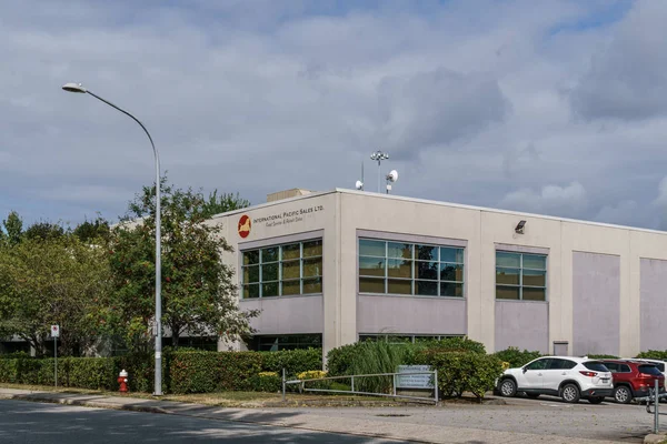 リッチモンド、カナダ - 2019年8月2日:駐車場と車を備えた近代的なビジネス企業の建物. — ストック写真