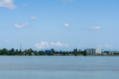 Richmond, Kanada - 3 Ağustos 2019: Fraser nehri ticari nakliyesinin panoramik görünümü.