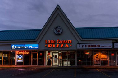 Surrey, Kanada - 23 Eylül 2019: Bir grup alışveriş merkezi küçük sezarlı pizza dükkanları.