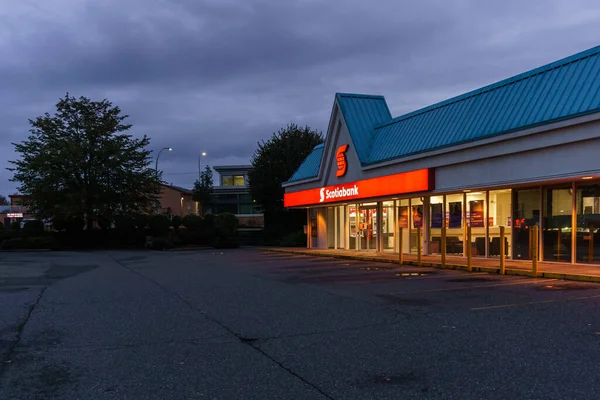 SURREY, CANADÁ - 23 DE SEPTIEMBRE DE 2019 Grupo de tiendas de strip mall Scotiabank . — Foto de Stock