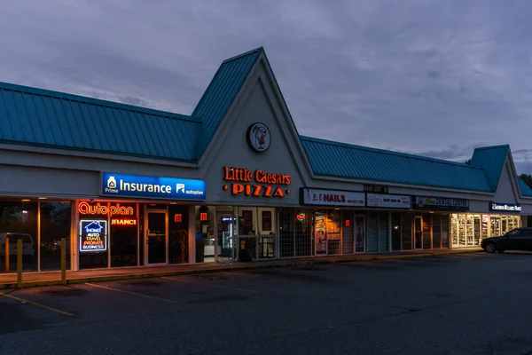 SURREY, CANADÁ - 23 DE SEPTIEMBRE DE 2019: Grupo de tiendas de strip mall con pizza de césares . — Foto de Stock