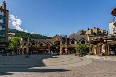 Whistler, Kanada - 25 Ağustos 2019: güneşli yaz günlerinde kentsel çevre ve sokak manzarası.