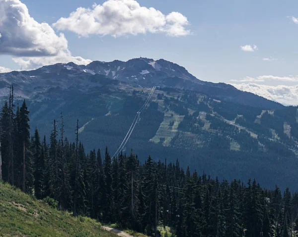 Vue d'oiseau de la montagne Whistler le matin depuis le sommet . — Photo