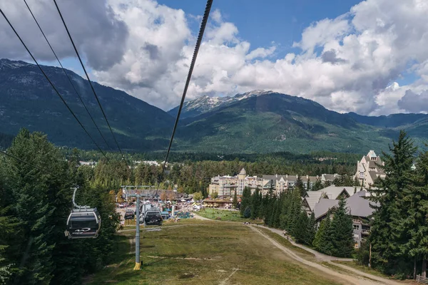 Whistler, Kanada - 25 augusti 2019: fantastisk utsikt från gondolyftens sommartid. — Stockfoto