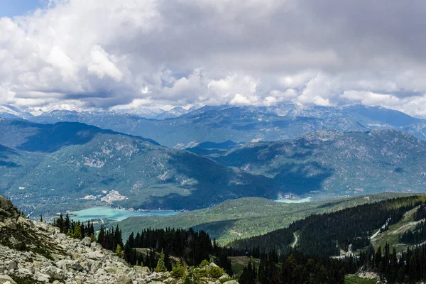 Vue aérienne de la ville de Whistler le matin depuis la montagne . — Photo