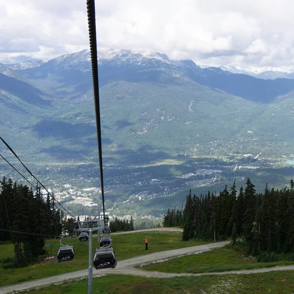 Whistler, Kanada - 25 augusti 2019: fantastisk utsikt från gondolyftens sommartid. — Stockfoto