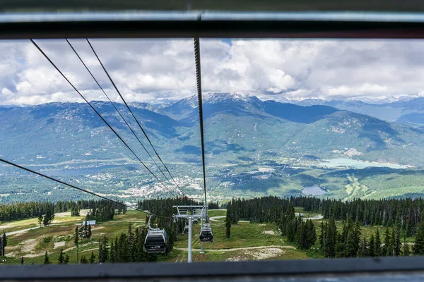 Whistler, Kanada - 25 augusti 2019: fantastisk utsikt från gondolyftens sommartid. — Stockfoto