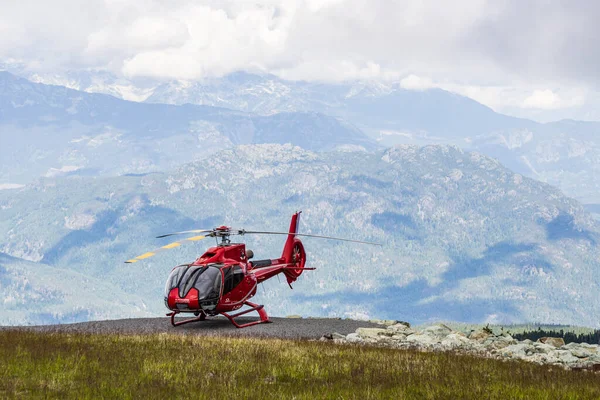 Whistler, Kanada - 25 Ağustos 2019: Blackcomb dağında hava arama turu için kırmızı helikopter.