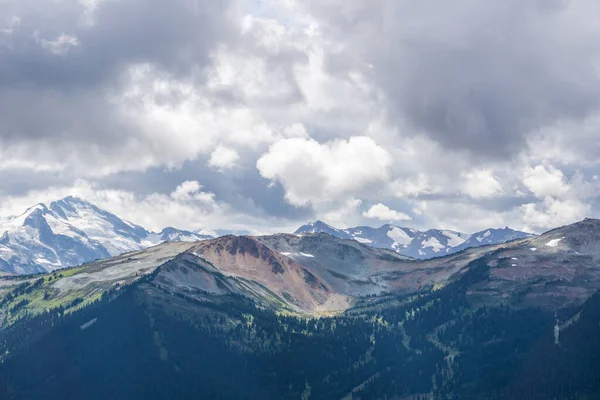 Vue d'oiseau de la montagne Whistler le matin depuis le sommet . — Photo