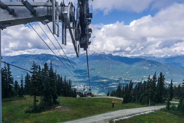 Whistler, Kanada - 25 augusti 2019: fantastisk utsikt från gondolyftens sommartid. — Stockfoto