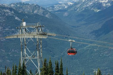 Whistler, Kanada - 25 Ağustos 2019: Whistler blackcomb Red Peak 2 Peak Gondola.