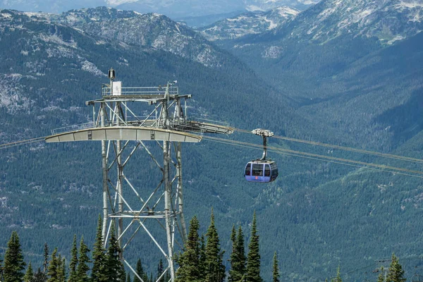 Whistler, Kanada - 25 augusti 2019: whistler blackcomb blue Peak 2 Peak Gondola. — Stockfoto