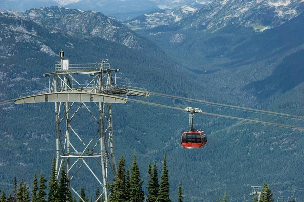 WHISTLER, CANADA - AUGUST 25, 2019: whistler blackcomb red Peak 2 Peak Gondola. — Stockfoto