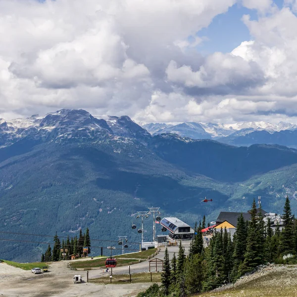 Whistler, Kanada - 25 Ağustos 2019: Whistler Blackcomb Dağı tepesindeki Peak 2 Peak gondol binası.